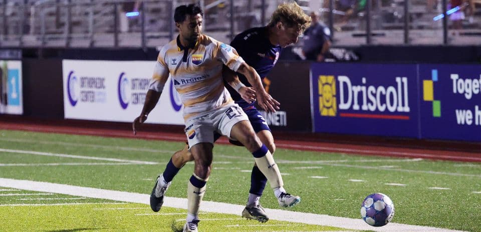 Jugador de Knoxville persigue el balón