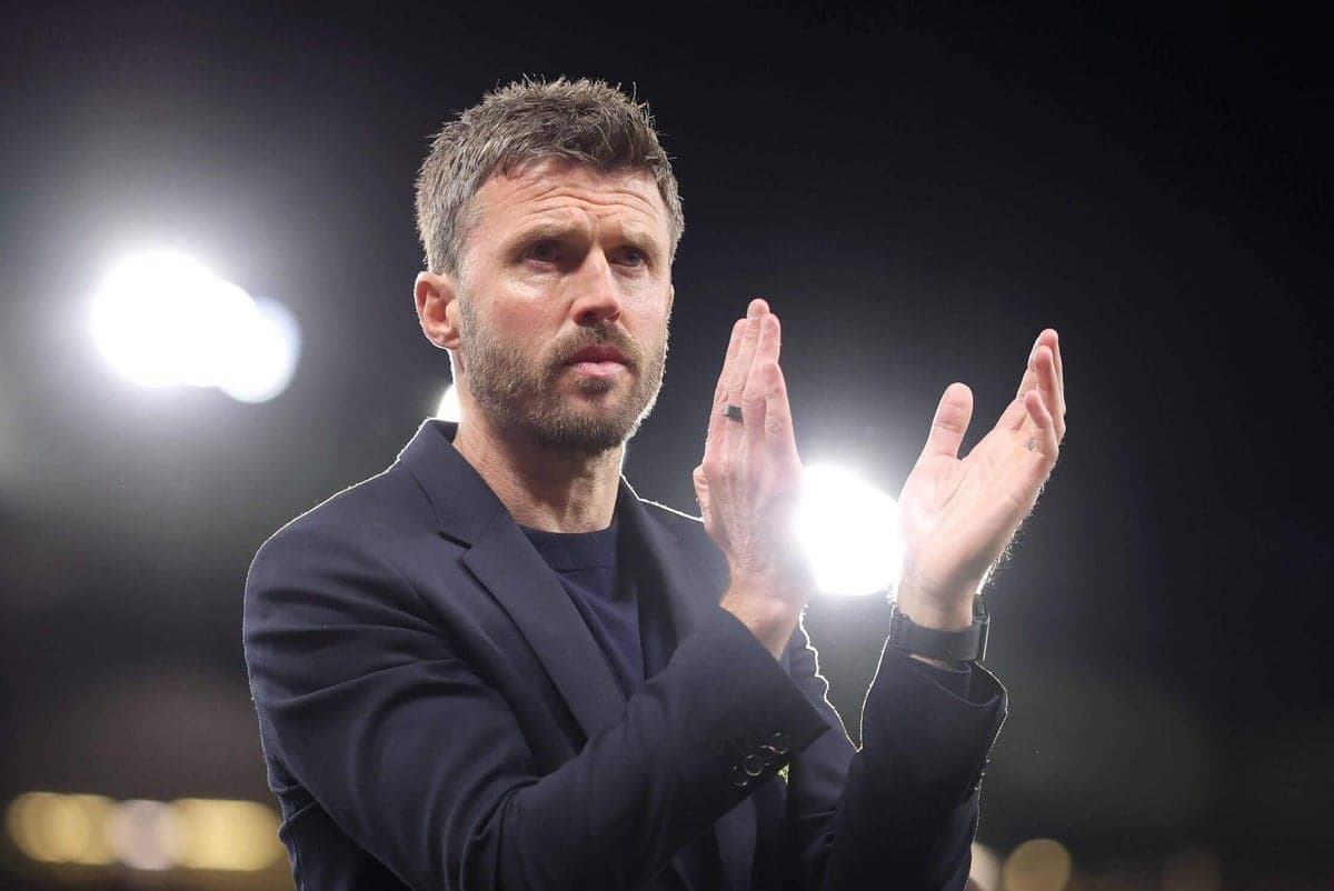 Entrenador aplaudiendo durante un partido