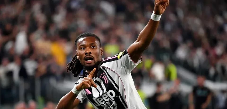 Jugador de Juventus celebra gol con el dedo señalando
