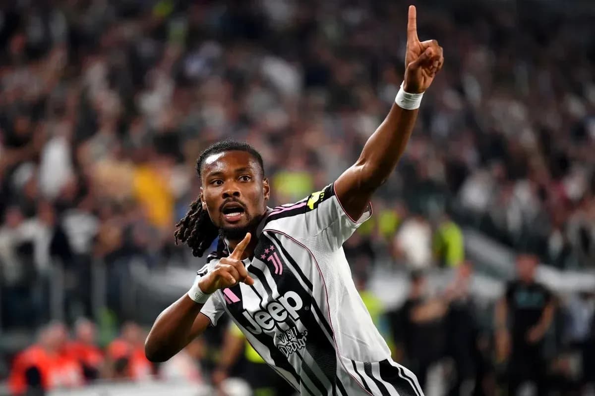 Jugador de Juventus celebra gol con el dedo señalando