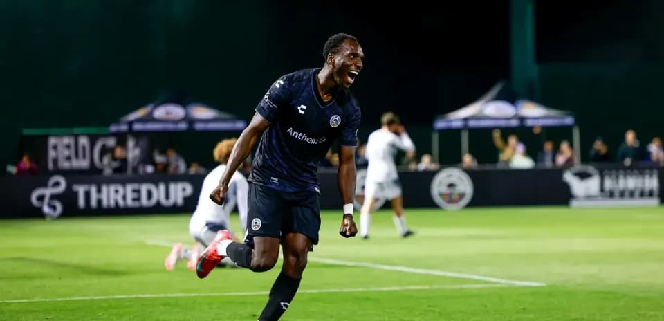 Jugador celebrando un gol en partido de fútbol