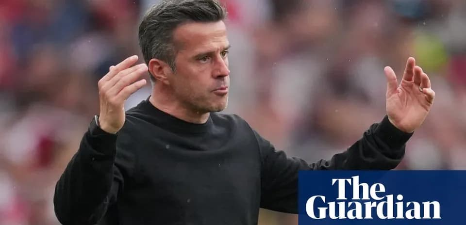 Entrenador gesticulando durante el partido