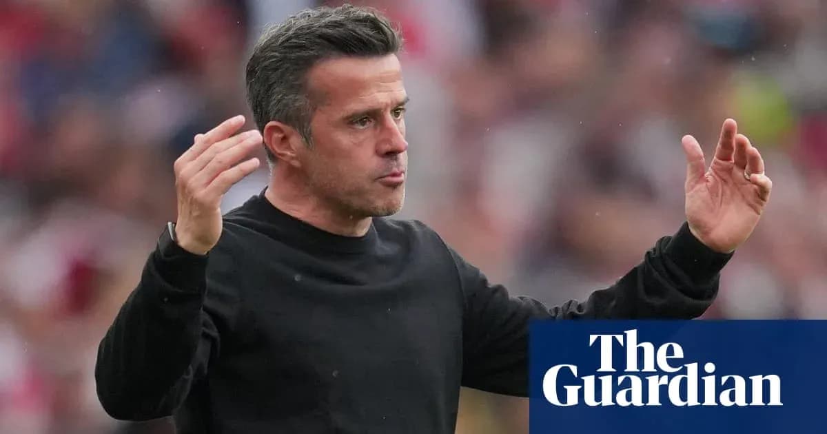 Entrenador gesticulando durante el partido