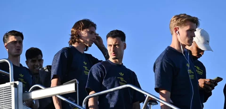 Jugadores descendiendo de un avión en la mañana