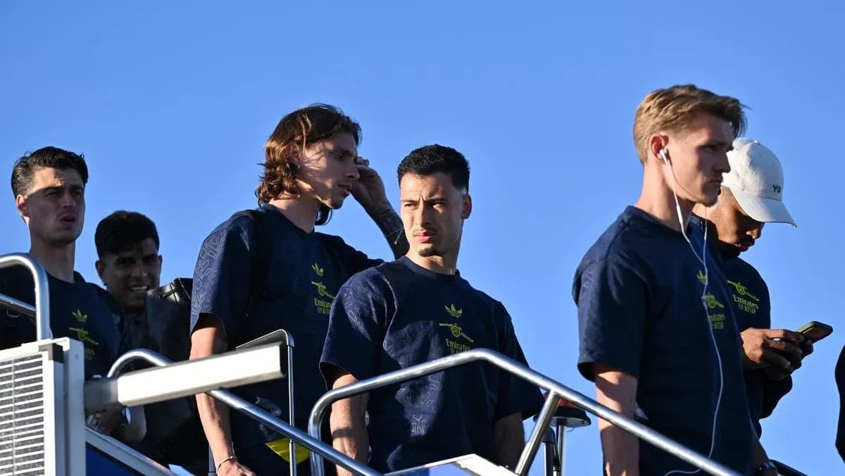 Jugadores descendiendo de un avión en la mañana