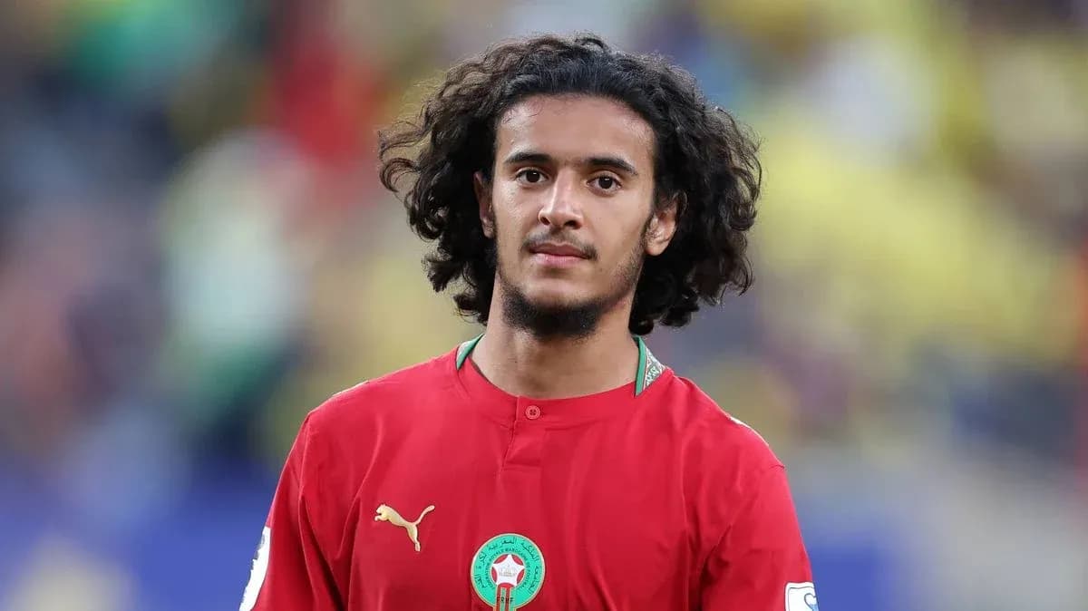 Jugador de Marruecos en uniforme rojo en el campo