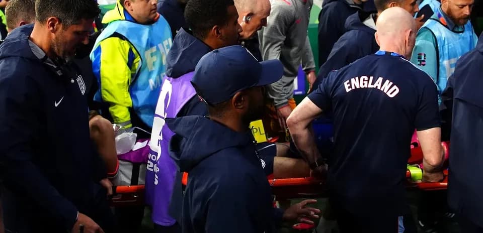 Personal médico transportando a un jugador herido