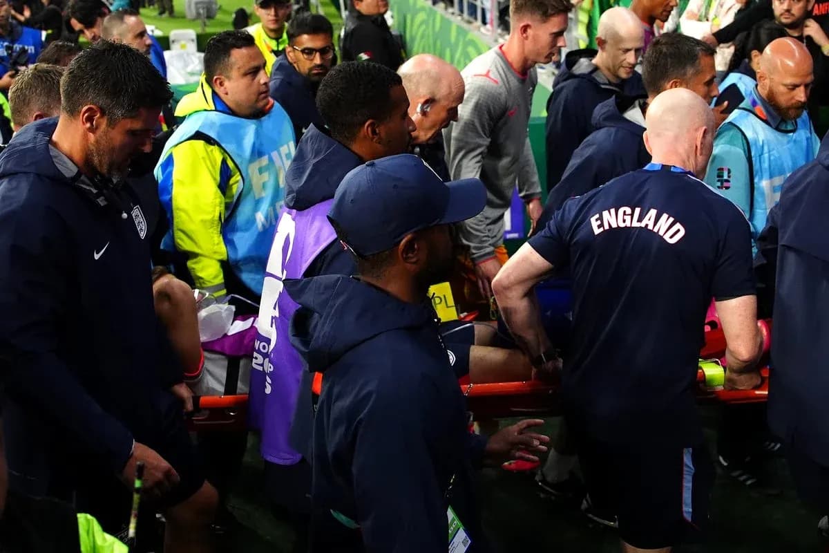 Personal médico transportando a un jugador herido