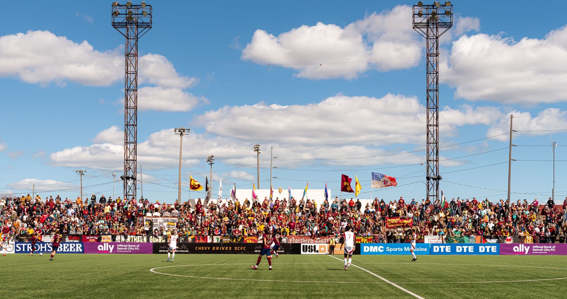 Aficionados en el partido de Detroit City