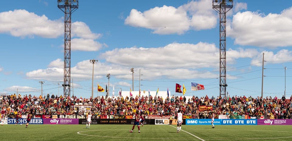 Aficionados en el partido de Detroit City
