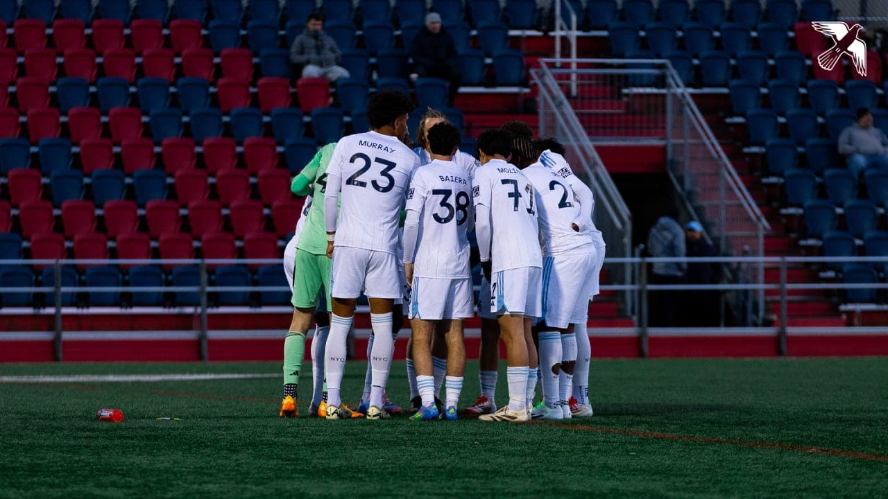 Jugadores de New York City II en huddle