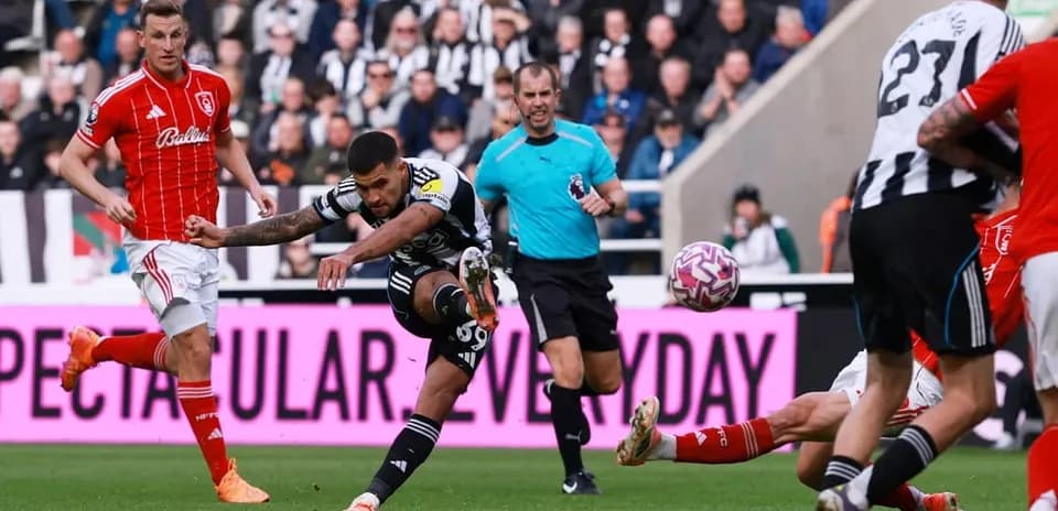 Un jugador de Newcastle dispara a portería