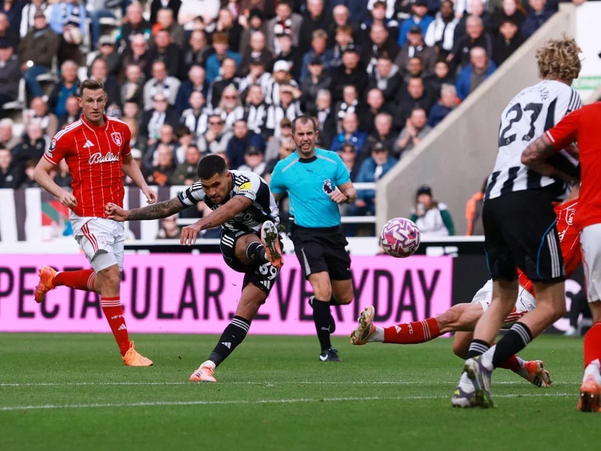 Un jugador de Newcastle dispara a portería