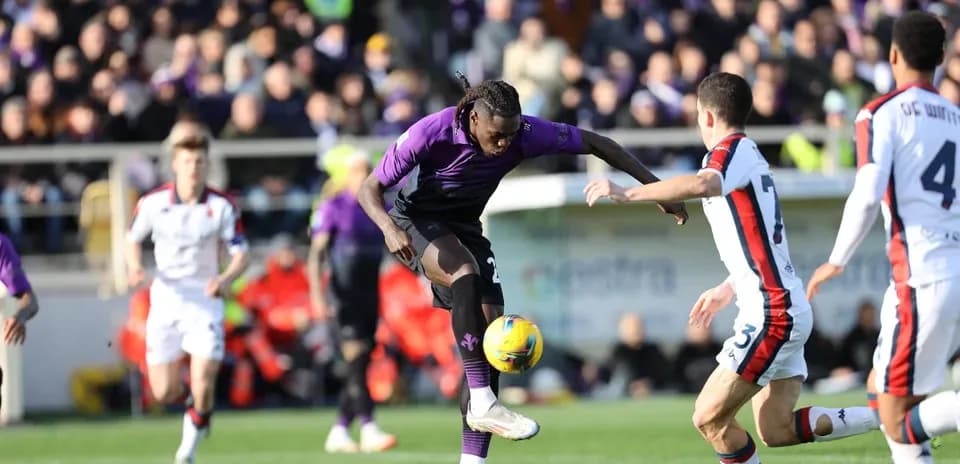 Jugador de Fiorentina controla el balón en partido