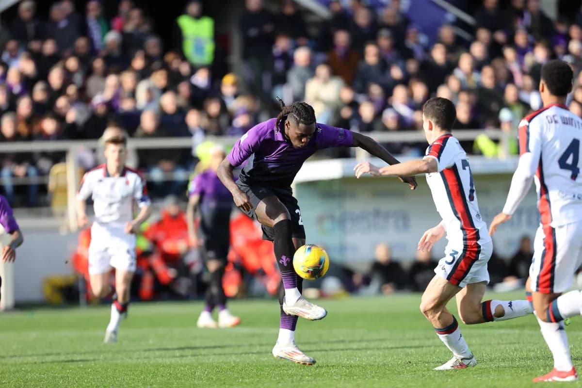 Jugador de Fiorentina controla el balón en partido