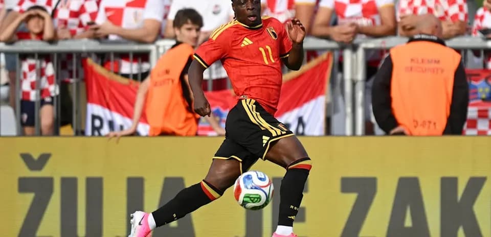 Jugador de Bélgica corriendo con el balón en el partido