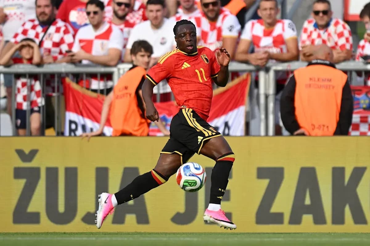 Jugador de Bélgica corriendo con el balón en el partido