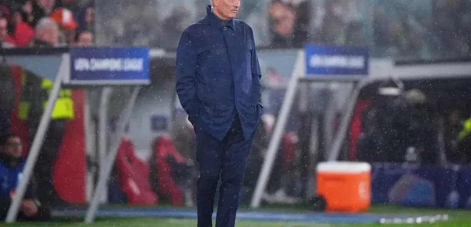Entrenador en la línea de banda durante la lluvia