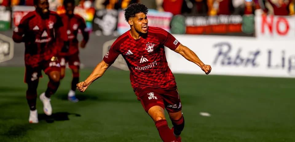 Jugador celebrando un gol del Detroit City