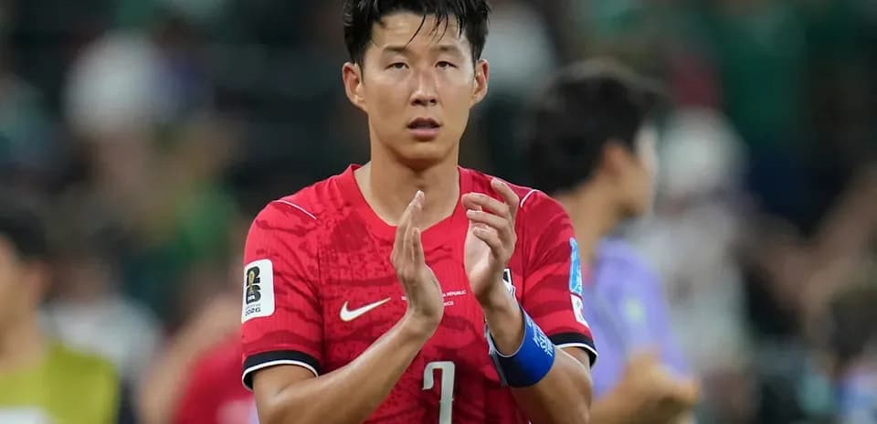 Jugador aplaudiendo tras un partido de fútbol