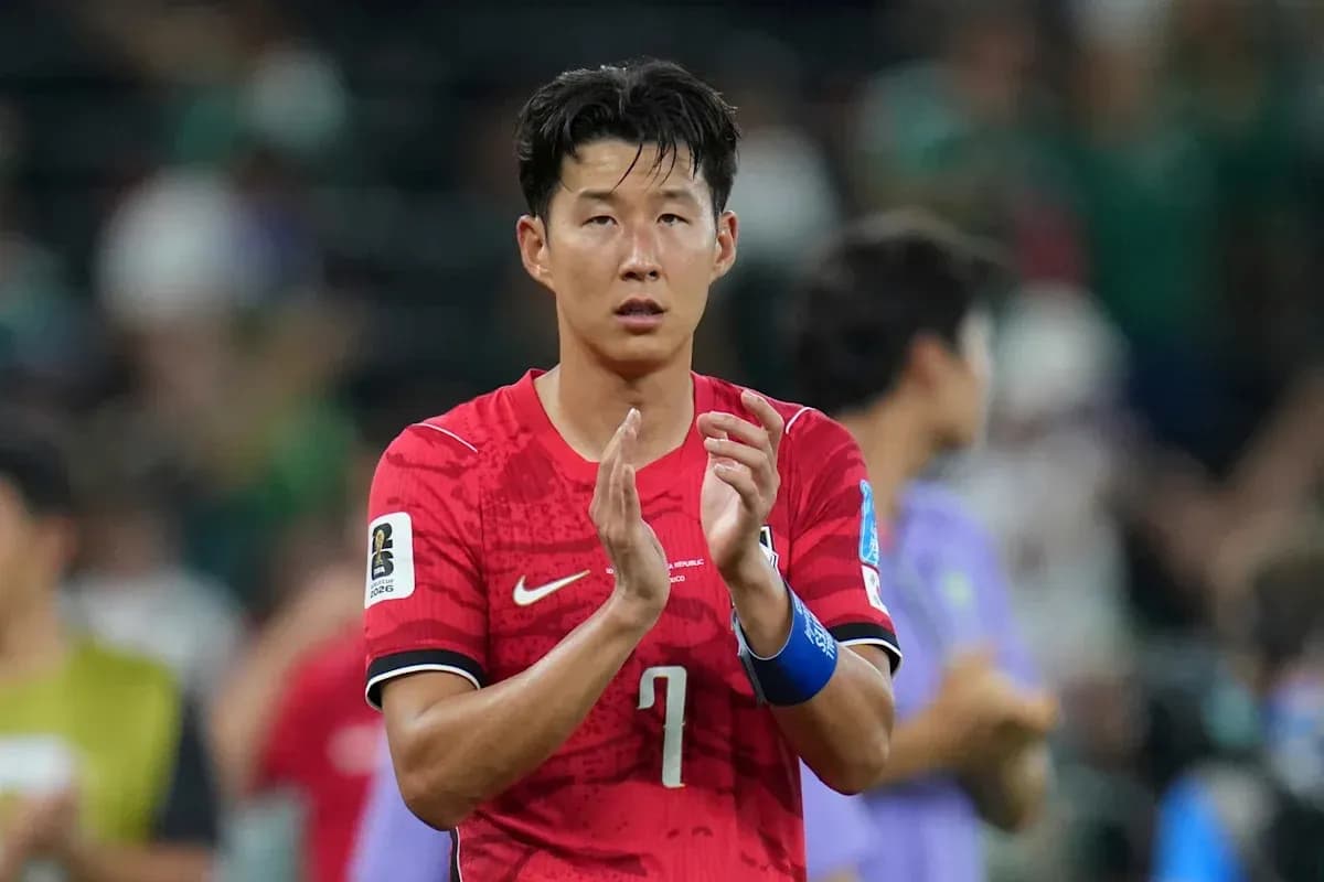 Jugador aplaudiendo tras un partido de fútbol