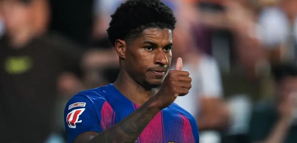 Jugador de Barcelona mostrando el pulgar hacia arriba