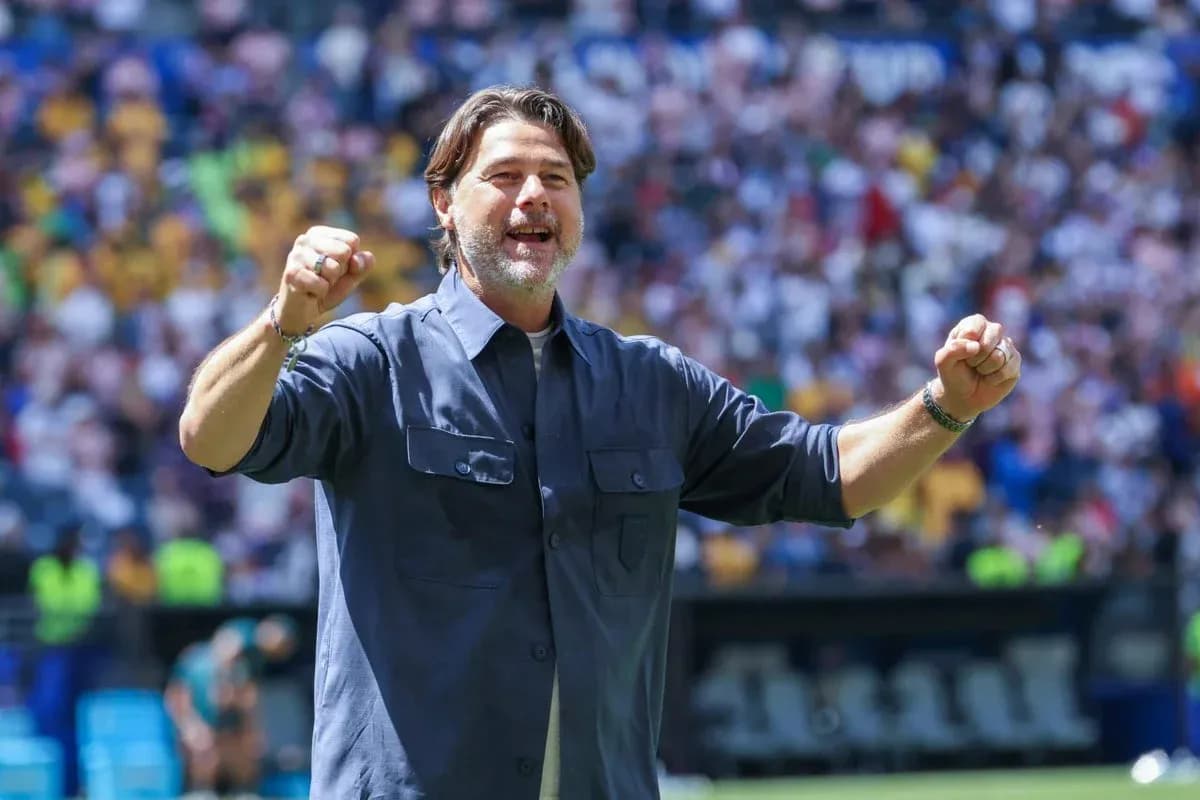 Entrenador celebrando durante un partido en el estadio