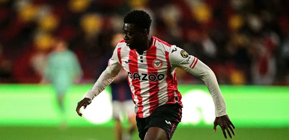 Jugador de Brentford corriendo en el campo de juego