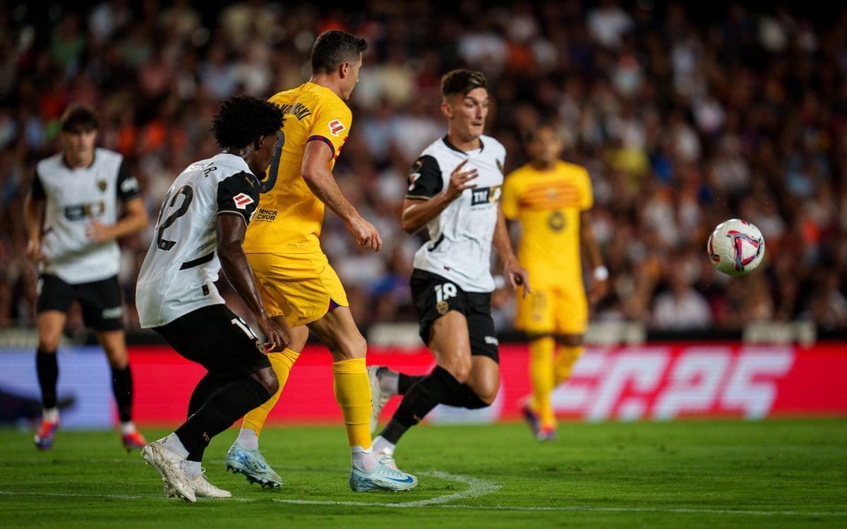 Jugadores de Valencia y Barcelona en acción