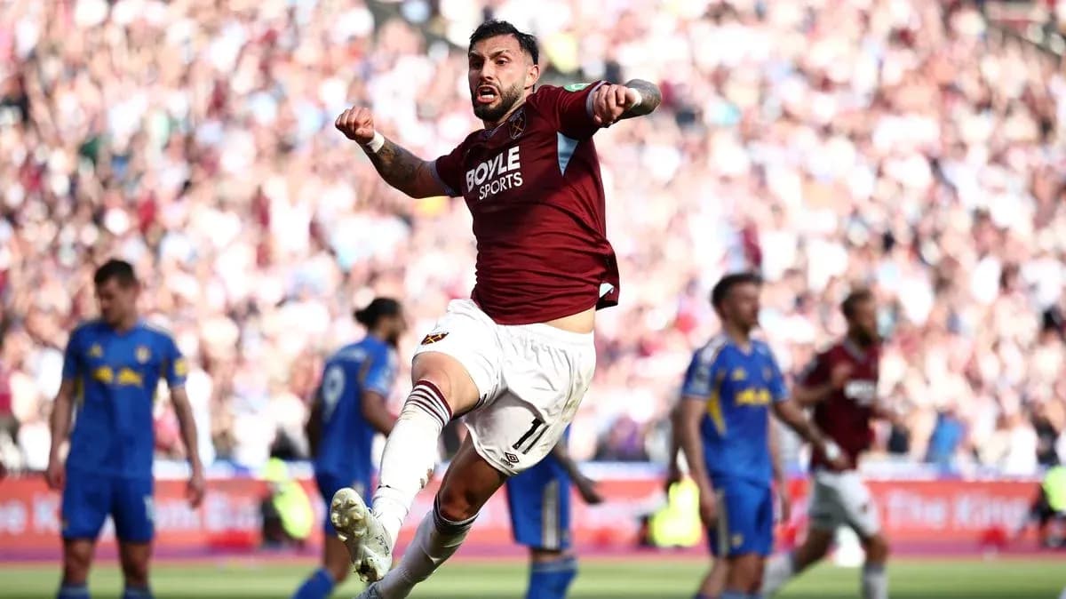 Jugador de West Ham celebrando un gol en el estadio