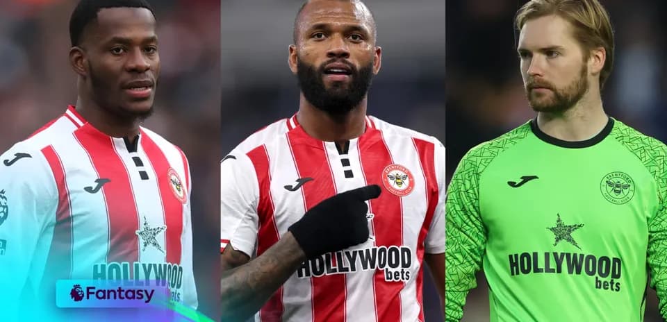 Tres jugadores de Brentford posando en el campo