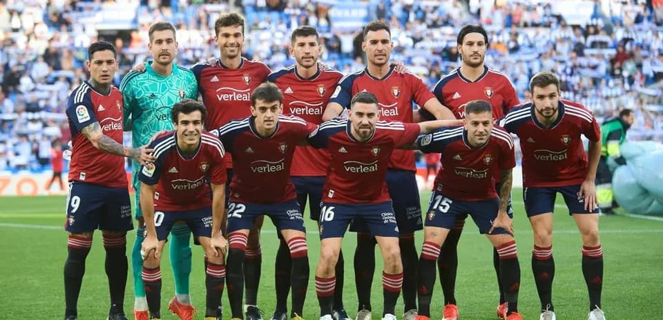 Jugadores de Osasuna en la alineación previa al partido