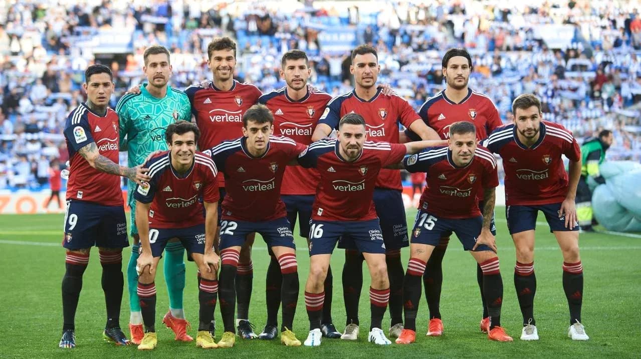 Jugadores de Osasuna en la alineación previa al partido