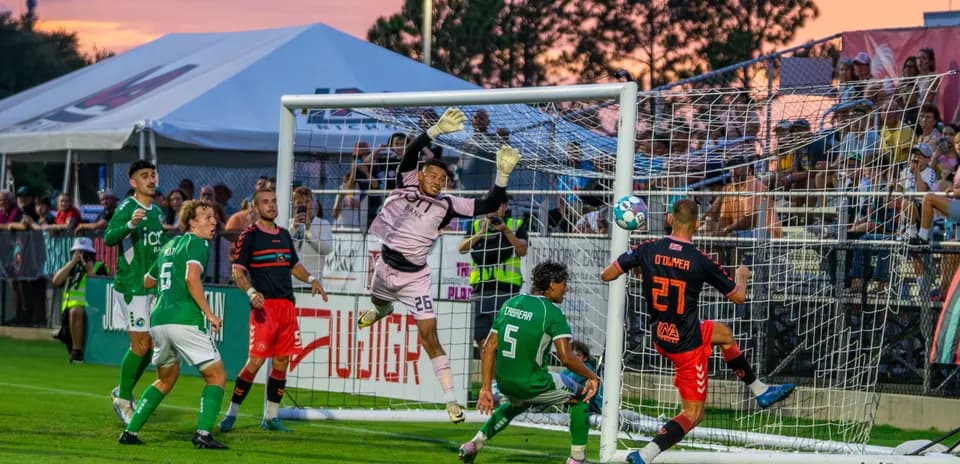 Jugadores compitiendo en un partido de fútbol