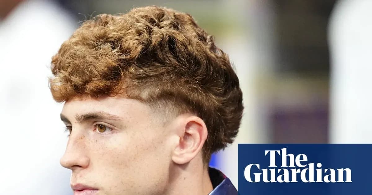 Joven con cabello rizado y corte de lado