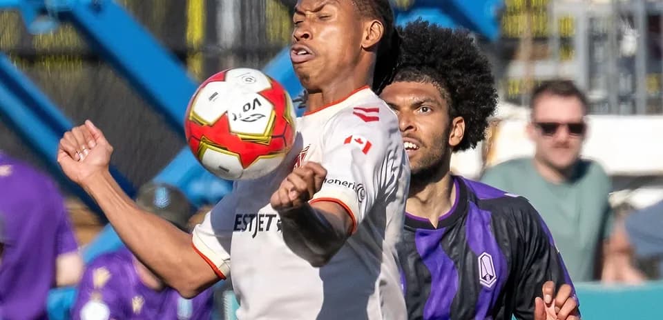 Jugador controla el balón durante el partido