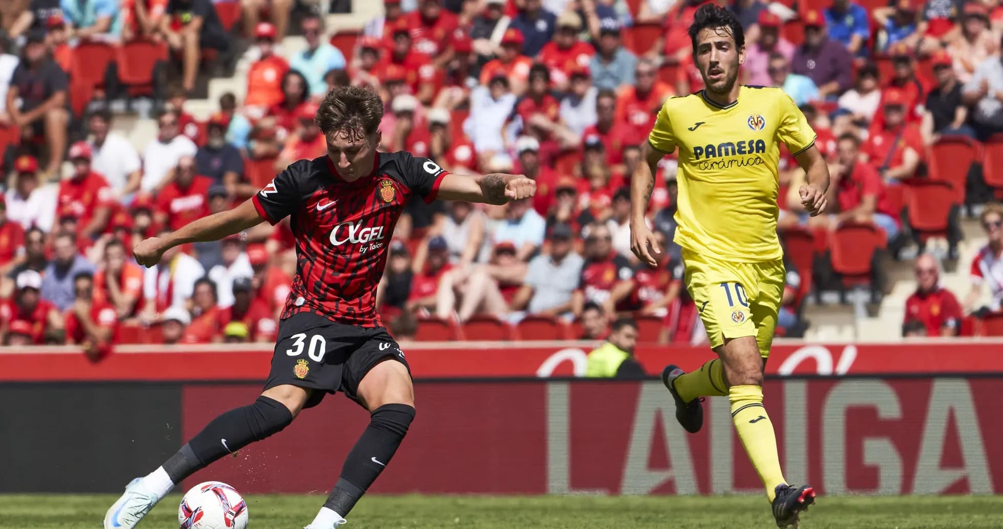 Jugador de Mallorca controlando el balón en La Liga