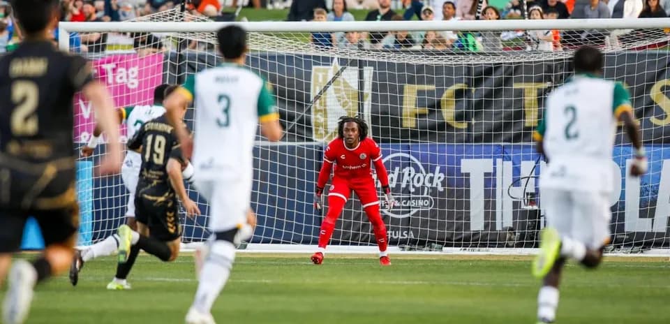 Portero preparado para un tiro penal