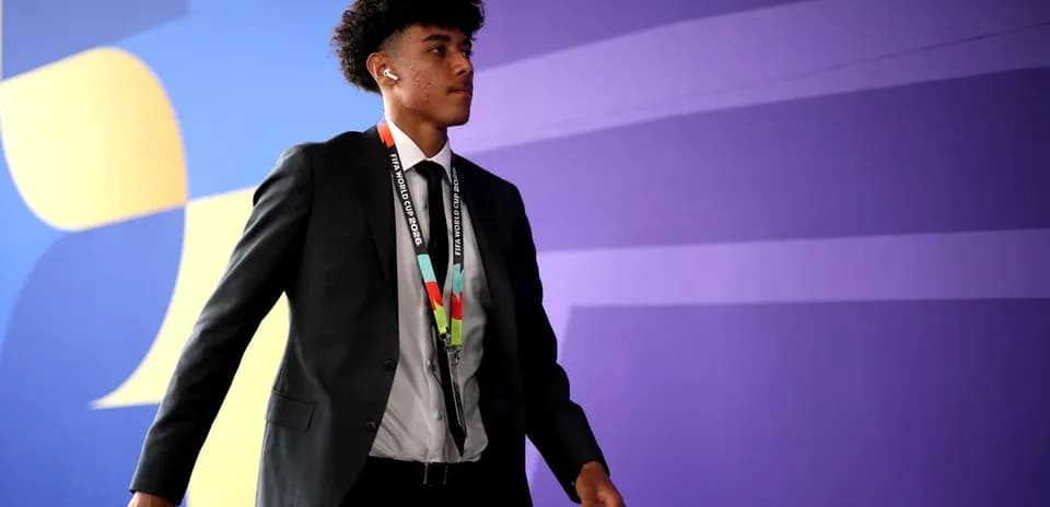 Jugador entrando con traje y acreditación de la Copa Mundial