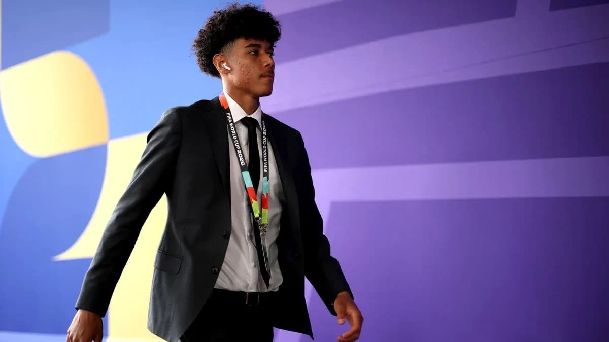 Jugador entrando con traje y acreditación de la Copa Mundial