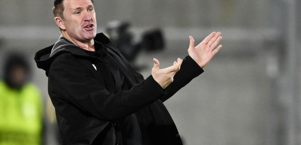 Entrenador dirigiendo al equipo desde la línea lateral