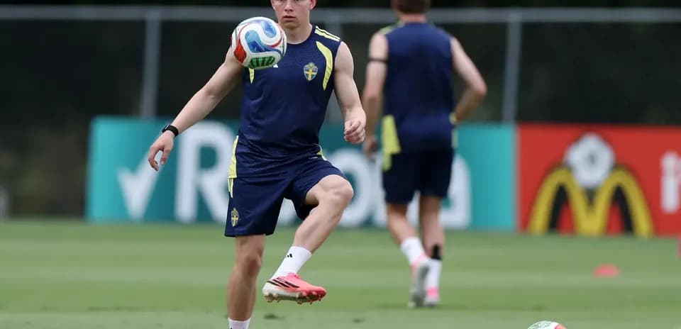Jugador sueco entrenando con balón