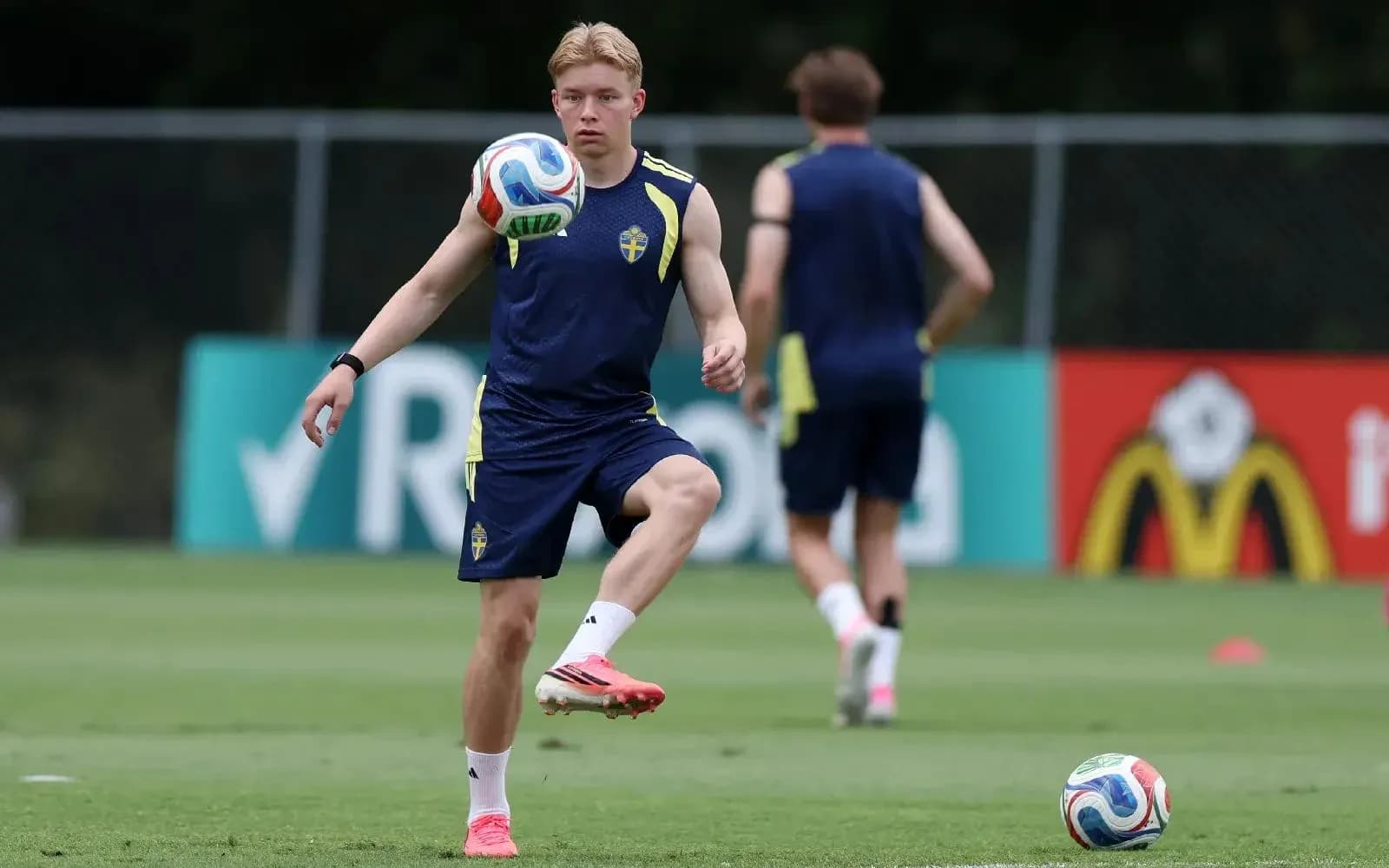 Jugador sueco entrenando con balón