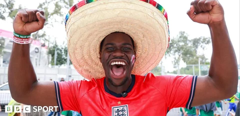 Hombre con sombrero y camiseta de Inglaterra sonriendo
