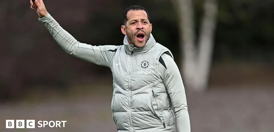 Entrenador de Chelsea dirigiendo una sesión de entrenamiento