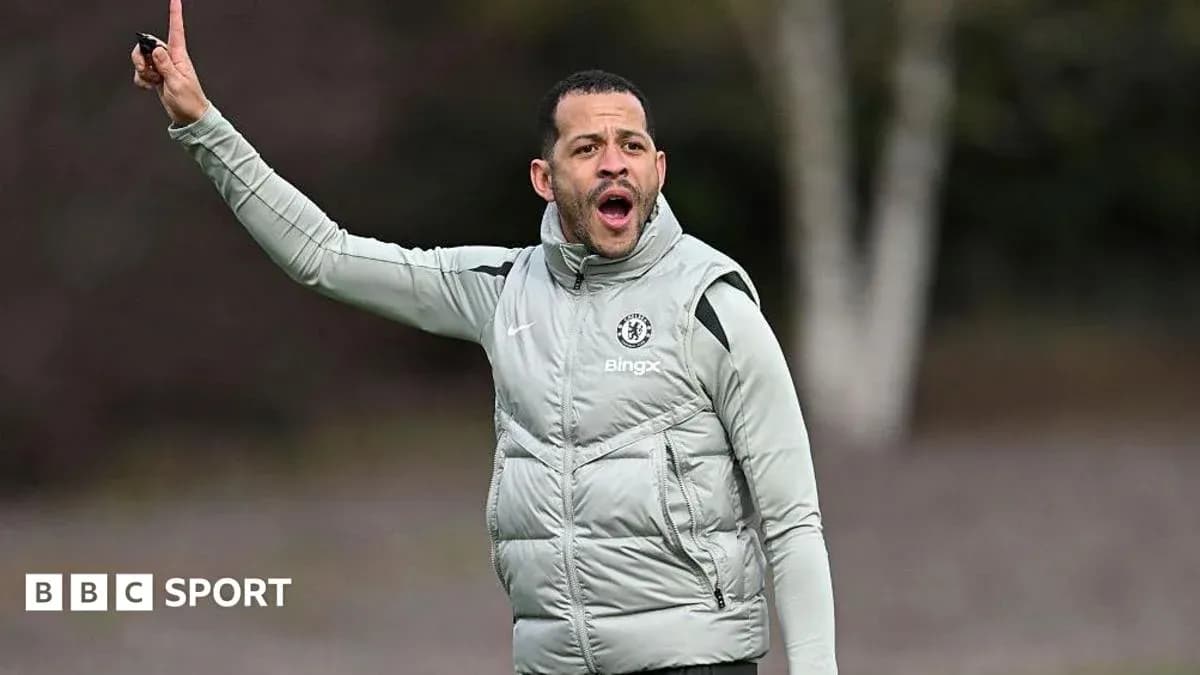 Entrenador de Chelsea dirigiendo una sesión de entrenamiento
