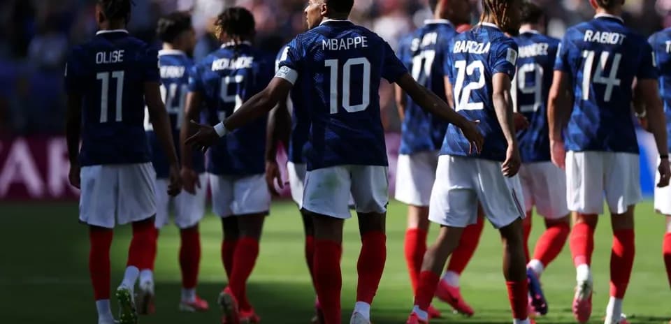 Jugadores de Francia caminando durante el partido