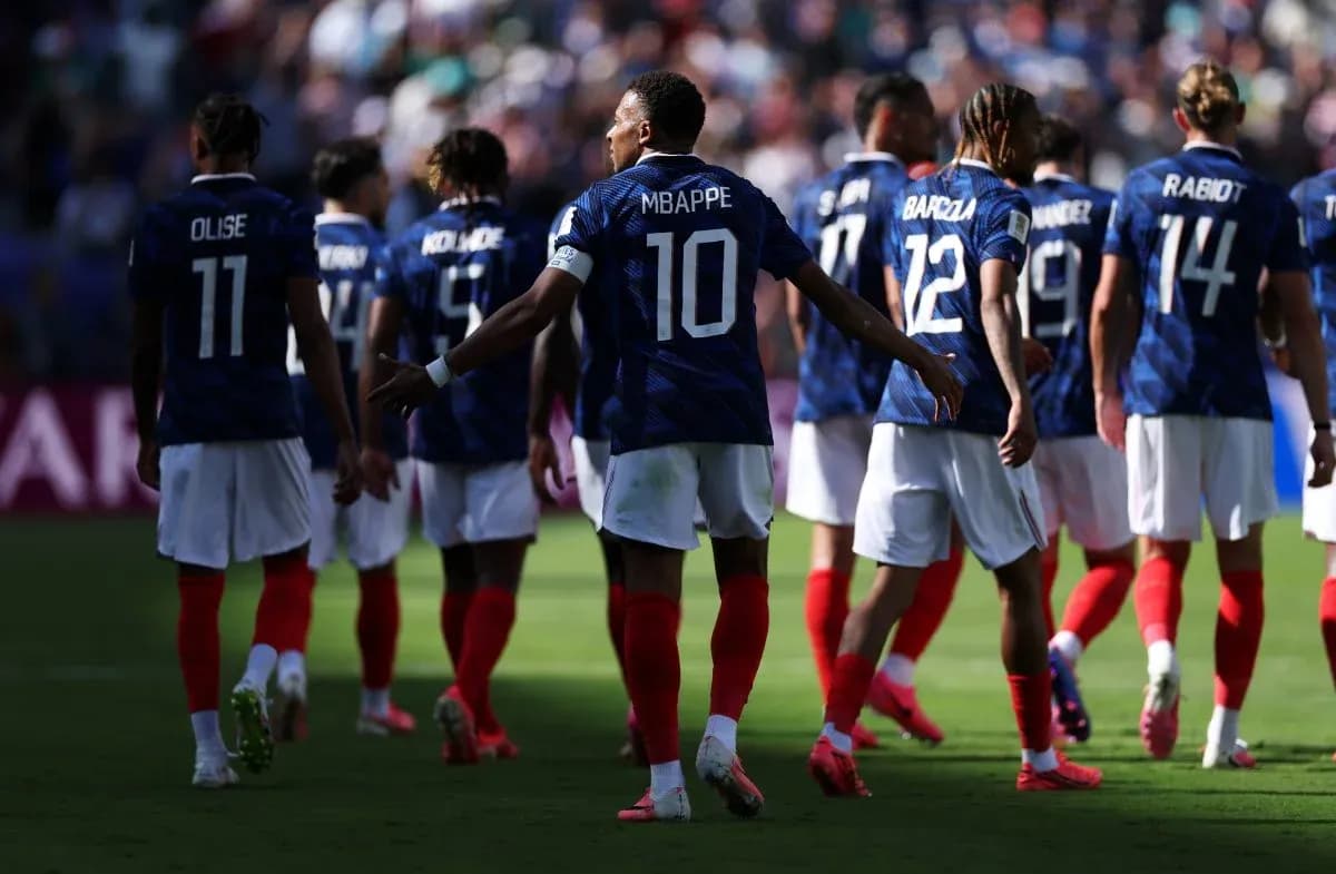 Jugadores de Francia caminando durante el partido