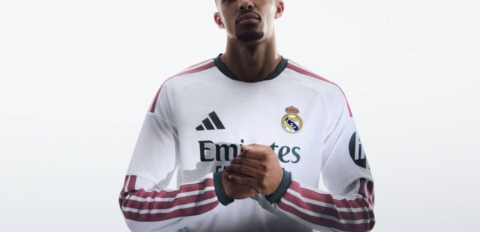 Jugador de Real Madrid posando en camiseta oficial