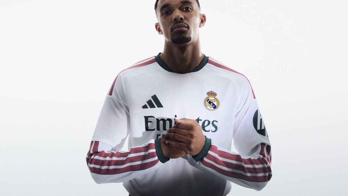 Jugador de Real Madrid posando en camiseta oficial